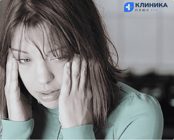 девушка взялась за голову